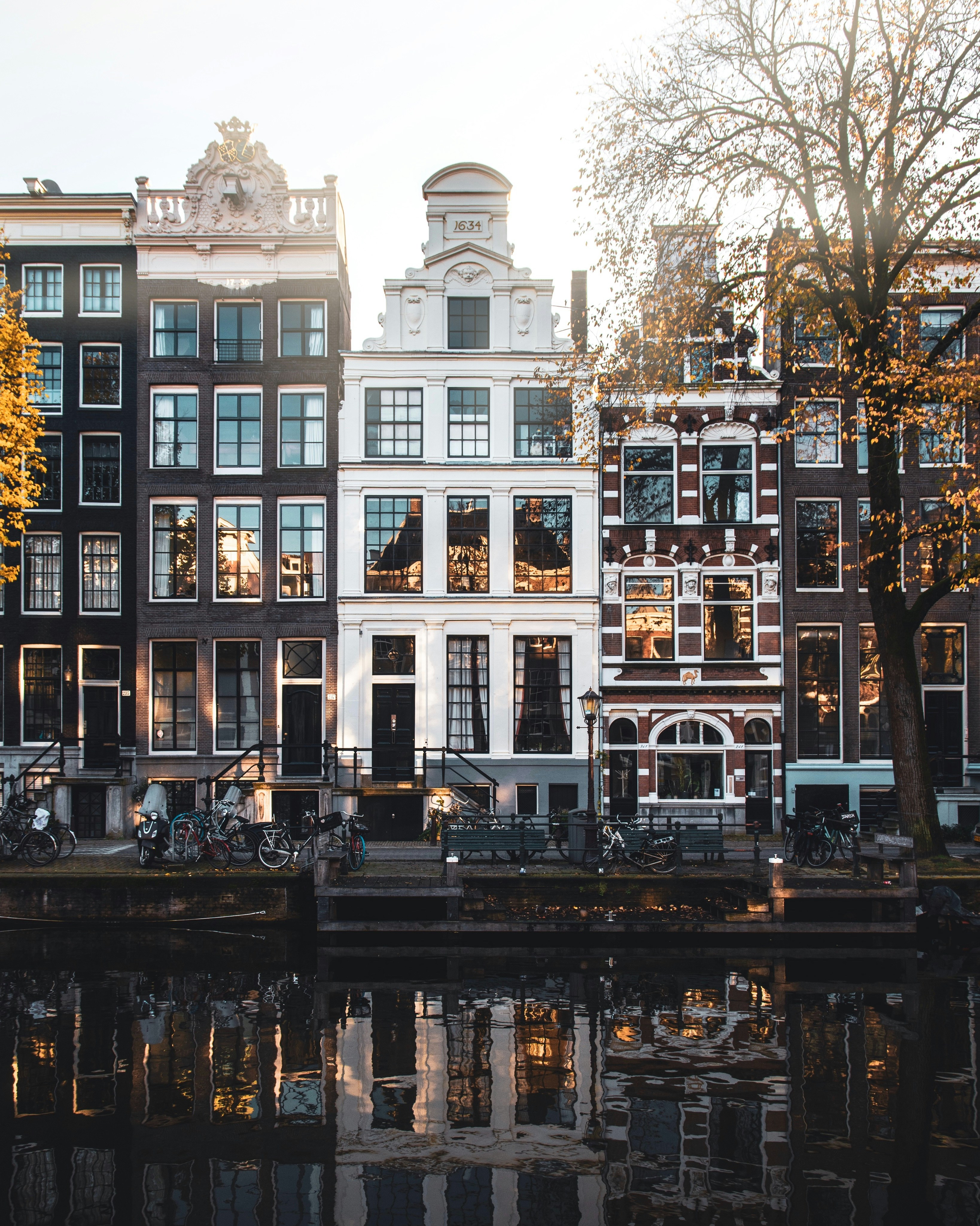 Canais de Amsterdã com os Alpes suíços ao fundo